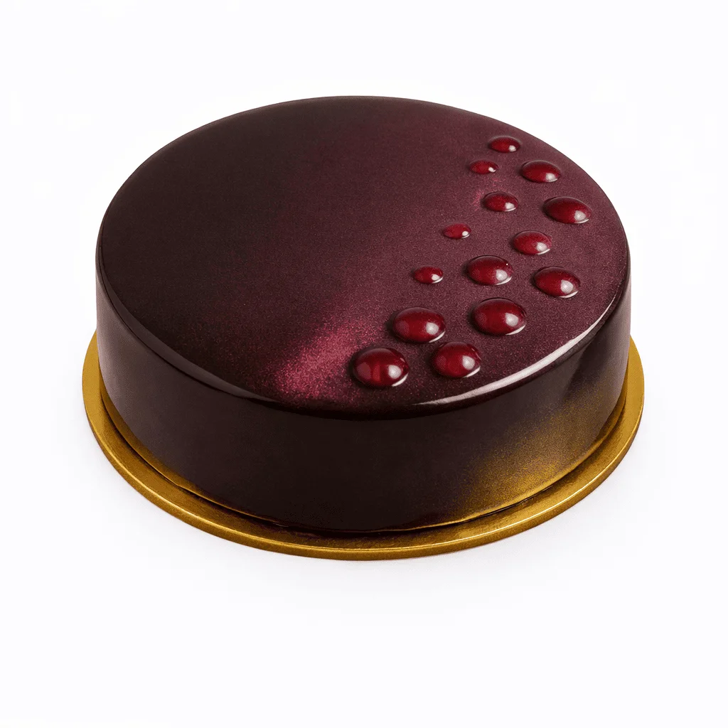 Tarta de capas de chocolate negro 70 % y gelée de frambuesa, con superficie lisa y brillo uniforme, presentada sobre fondo blanco.